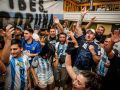 Decenas de argentinos en La Mila celebran el gol de Messi