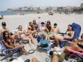 os jóvenes plantaron sus sillas y sus toallas en las playas dispuestos a pasar un día entero de playa como previa a la noche de San Juan.