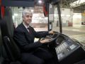 El director de Tranvías, Ignacio Prada, posa en un autobús