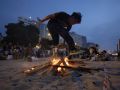 Arde Coruña con 200.000 personas en las playas y en las hogueras de los barrios Hogueras en la playa San Juan