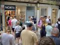 Los turistas encuentran su paraíso 'typical spanish' en la calle Real de A Coruña Más de 6.000 pasajeros desembarcan en la ciudad