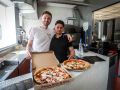 Alianza entre Cuba y Ucrania para mantener el sabor de la pizza napolitana en O Temple Yehor Hatchenko y Giomy Sierra posan con sus pizzas en O TemplePizzería bb pizza, en O Burgo