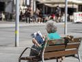 Una persona lee una revista en La Marina