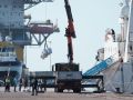 Efectivos de los cuerpos de seguridad descargan fardos de cocaína en el puerto de Santa Cruz de Tenerife