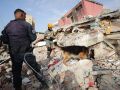 Un rescatista del Ejercito de México junto a su perro trabajan en un edificio afectado por el terremoto en La Guaira