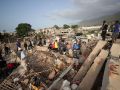 Personas realizan labores de búsqueda en una zona afectada por el terremoto de Venezuela