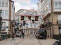 La ciudad ha empezado a engalanarse con telas y estandartes
