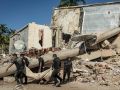 Rescatistas trasladan un cadáver hallado en La Guaira tras los terremotos de Venezuela