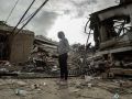 Una mujer espera frente a un edificio afectado por un terremoto en Venezuela