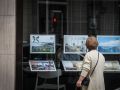 Una transeúnte observa pisos en oferta en una escaparate de A Coruña Más de un centenar de pisos en alquiler de temporada estarán vacíos en veranoEl precio de las viviendas disponibles solo durante la época estival alcanza cifras de hasta 3.000 euros al mes