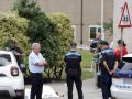 Según las primeras investigaciones, el hombre asesinado en Los Rosales fue apuñalado en el jardín y terminó falleciendo en la acera
