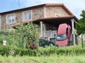 El coche que cayó por el balcón de una casa en Oleiros