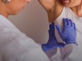El cáncer se consolida como principal causa de muerte en España, sobre todo pulmón y colon Una persona se somete a una revisión mamaria