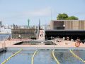 Bañistas disfrutan de la plataforma de O Parrote