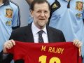 Rajoy, cuando era presidente, con una camiseta de la selección