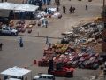 El número de muertos españoles en el terremoto de Venezuela asciende a 26 Trabajadores gubernamentales manipulan ataúdes en La Guaira (Venezuela)