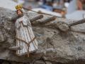 Venezuela apura las últimas horas para encontrar vida tras casi una semana de los sismos Fotografía que muestra una imagen religiosa entre los escombros de edificios colapsados por terremotos este martes, en La Guaira (Venezuela). EFE/ Miguel Gutiérrez