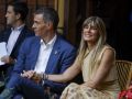 El presidente del Gobierno español, Pedro Sánchez y su mujer, Begoña Gómez durante la cena oficial a los participantes en la IV Conferencia Internacional para el Desarrollo de Sevilla, este lunes en Palacio de las Dueñas. EFE/ JuanJo Martín POOL
