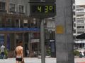Una persona semidesnuda pasea por el centro de Oviedo