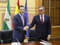 El candidato a la investidura y líder de los populares andaluces, Juanma Moreno, y el líder de Vox en la comunidad, Manuel Gavira, durante la firma del "acuerdo de gobierno y estabilidad", este jueves en el parlamento andaluz, que celebra una segunda votación sobre la investidura de Juanma Moreno como presidente de la Junta.-EFE/ José Manuel Vidal