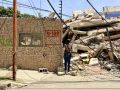 Exteriores eleva a 29 los españoles muertos en los terremotos de Venezuela Una persona observa escombros de una edificación derrumbada por terremotos en La Guaira