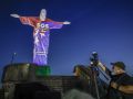 Venezuela cumple seis meses sin Nicolás Maduro devastada por los terremotos Una persona observa el monumento al Cristo Redentor, con una proyección en homenaje a las víctimas de los terremotos que azotaron a Venezuela