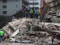Integrantes de cuerpos de rescate realizan operaciones de búsqueda en edificaciones de Caracas
