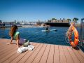 Este viernes se abrió al público la piscina marina de O Parrote y se inauguró La Potera, un centro de servicios equipado para complementar las actividades que pueden desarrollarse en la plataforma de baño.