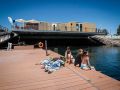 Este viernes se abrió al público la piscina marina de O Parrote y se inauguró La Potera, un centro de servicios equipado para complementar las actividades que pueden desarrollarse en la plataforma de baño.