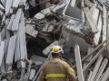 Un rescatista realiza labores de búsqueda en una zona un afectada por el doble terremoto de Venezuela