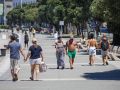 Gente caminando por el Paseo Marítimo de A Coruña