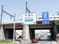 Un tren cruza por encima del puente, este domingo