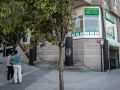 Dos personas señalan a la inmobiliaria D7, en la calle Fernando Rey