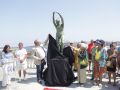 El grupo de jubilados conocido como Los Golfiños que desde hace años se reúnen en Riazor para bañarse en la playa, recibió la mañana de este martes un homenaje: Valentina; una figura de bronce que desde el Paseo Marítimo invita a tomar un baño en el mar