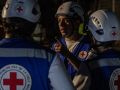 UN grupo de rescatistas de la Cruz Roja Venezolana trabajando en La Guaira, tras el doble terremoto en Venezuela