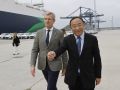 FERROL (ESPAÑA), 09/07/2026.- El presidente de la Xunta, Alfonso Rueda (i) durante su visita este jueves en Ferrol al grupo automovilístico SAIC, que concluye la descarga de su primera remesa de 700 vehiculos, paso previo para concretar la construcción de su primera fábrica europea. EFE/ Kiko Delgado