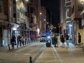 Un coche de la Policía Local patrulla por la calle Socorro