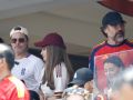 El actor estadounidense Brad Pitt (i), la actriz española Penélope Cruz (2-i) y el actor español Javier Bardem (d) asisten este viernes, a un partido de cuartos de final del Mundial de la FIFA 2026