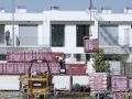un grupo de albañiles trabaja en la construcción de una urbanización