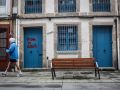 Pintada en la puerta de un edificio en el que hay viviendas de uso turístico en la calle del Orzán