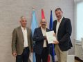 O secretario xeral, Valentín García; o presidente da RAG, Henrique Montagudo e López Campos, este xoves na entrega do texto