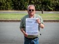 Paulo Sexto, posa con el cartel de la Romería de Os Castros