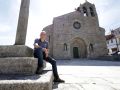Juan Fariña, no adro de Santa María do Azouge, en Betanzos