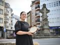 Nerea Álvarez, pandeireteira e concelleira en Carral: “Os nenos teñen unha carencia grande de cultura galega” Nerea Álvarez posa no Monumento aos Mártires