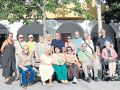 Los vecinos de toda la vida de A Zoca, reunidos en la plaza de su barrio
