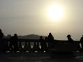 Varias personas en el Paseo Marítimo en uno de los simulacros del eclipse