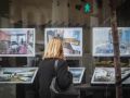 Una mujer observa los precios en una inmobiliariaMás de un centenar de pisos en alquiler de temporada estarán vacíos en veranoEl precio de las viviendas disponibles solo durante la época estival alcanza cifras de hasta 3.000 euros al mes