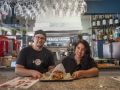 Ronald y Eribeth, con una de sus hamburguesas