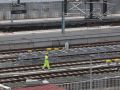 Un operario trabaja en la playa de vías de la estación de tren de A Coruña