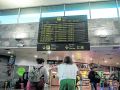 Viajeras junto al tablero de destinos del aeropuerto de Alvedro Paneles del aeropuerto de Alvedro